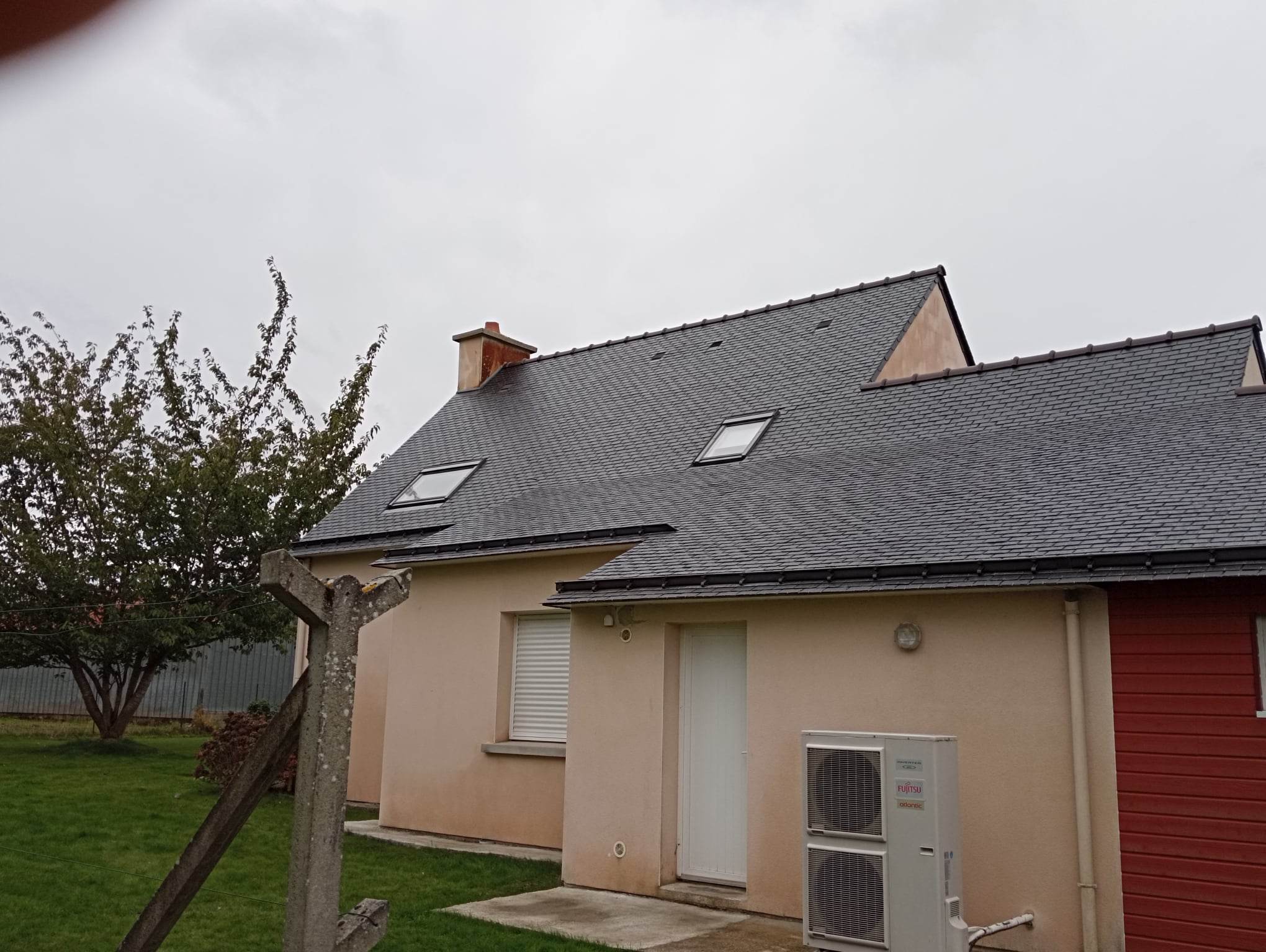 Toiture en tuiles avant nettoyage - couverte de mousses et lichens